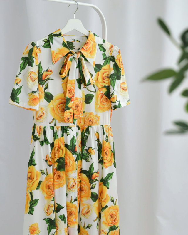 リボンタイ付きで着映える、華やかなローズ柄の大人ワンピース