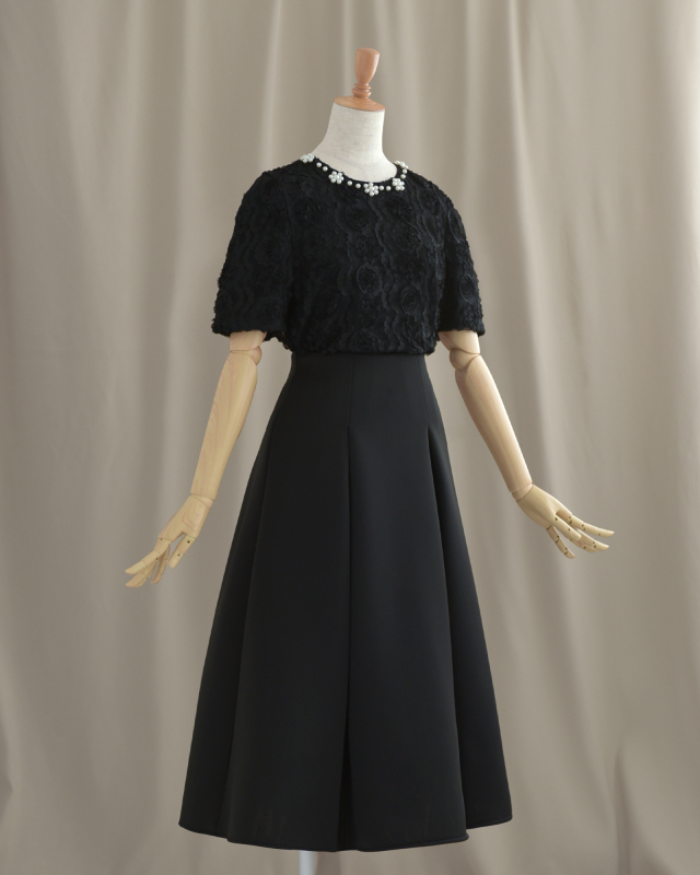 ブラックの上品なローズレースブラウスが引き締め役に｜レジーナ【神戸ワンピース専門店】