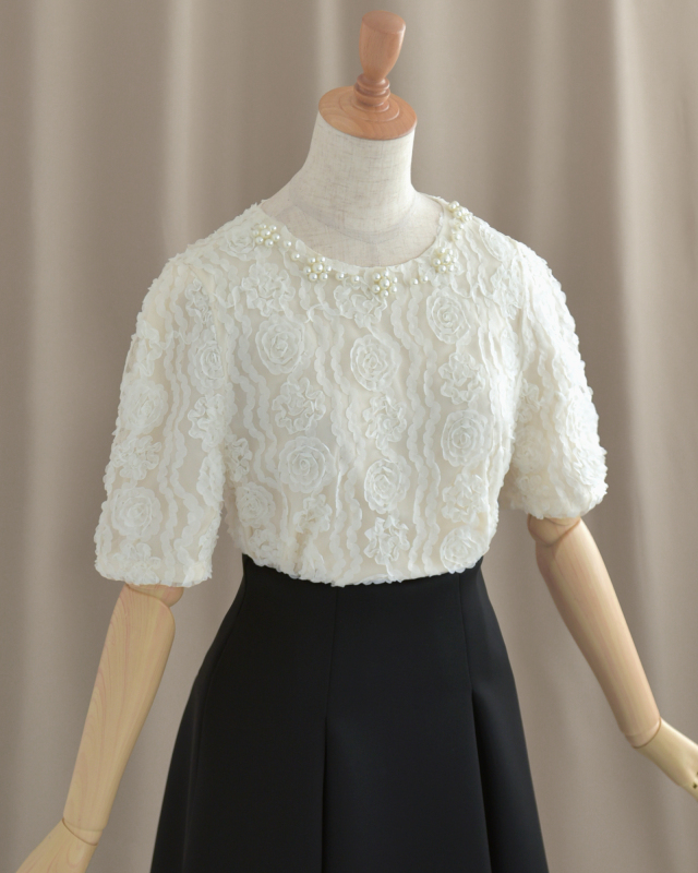 繊細なローズ柄とパールが上品な印象を与える、エレガントなチュールブラウス