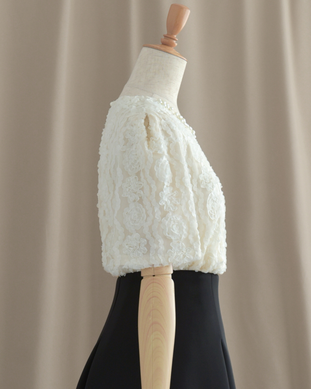 サイドから見たローズ柄の立体感が、軽やかな存在感を引き立てる