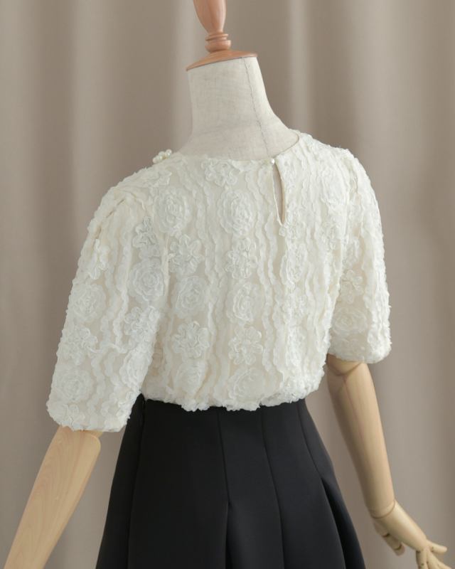 バックスタイルにはパールボタンと涙開きで、後ろ姿も美しく