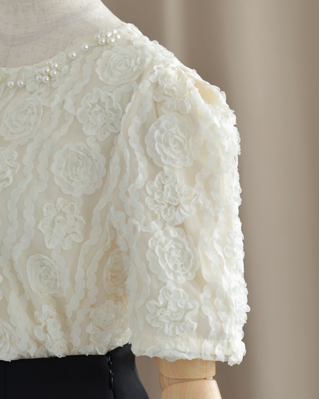 ふんわりとしたパフスリーブが、優しくフェミニンな印象をプラス