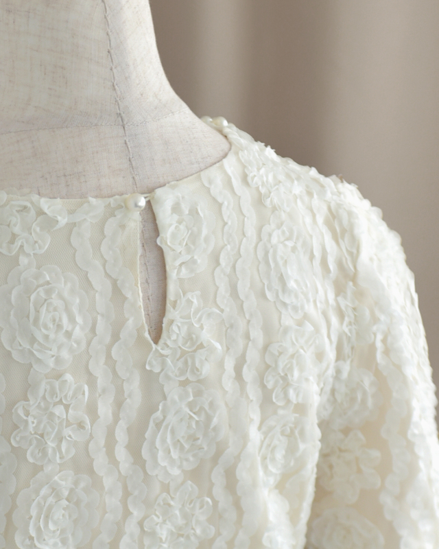 後ろ姿にもこだわった、涙開きとパールボタンが上品な印象を与えるバックデザイン