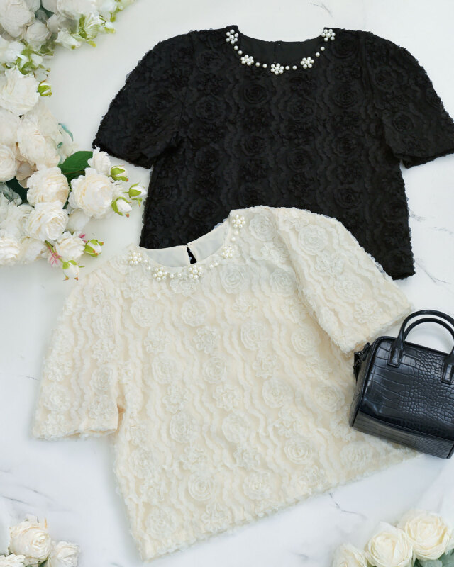 白と黒のブラウスをフラットにレイアウト。小物を添えたコーデ提案で、華やかさと実用性を表現