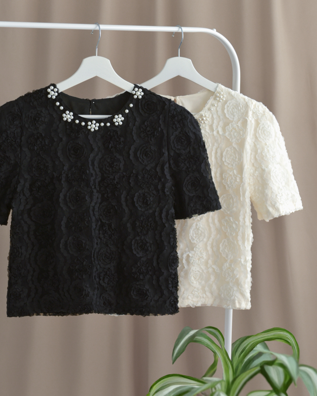 高級感漂う黒と白のローズレースブラウスが並ぶ、パール装飾が華やかな一着