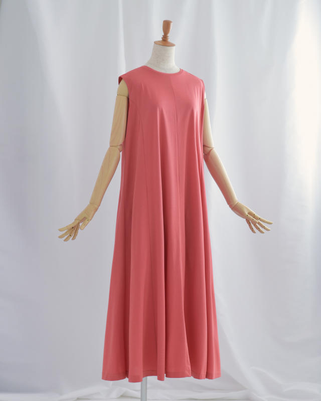 身体のラインを拾わず快適に着られる夏向けノースリーブフレアワンピース