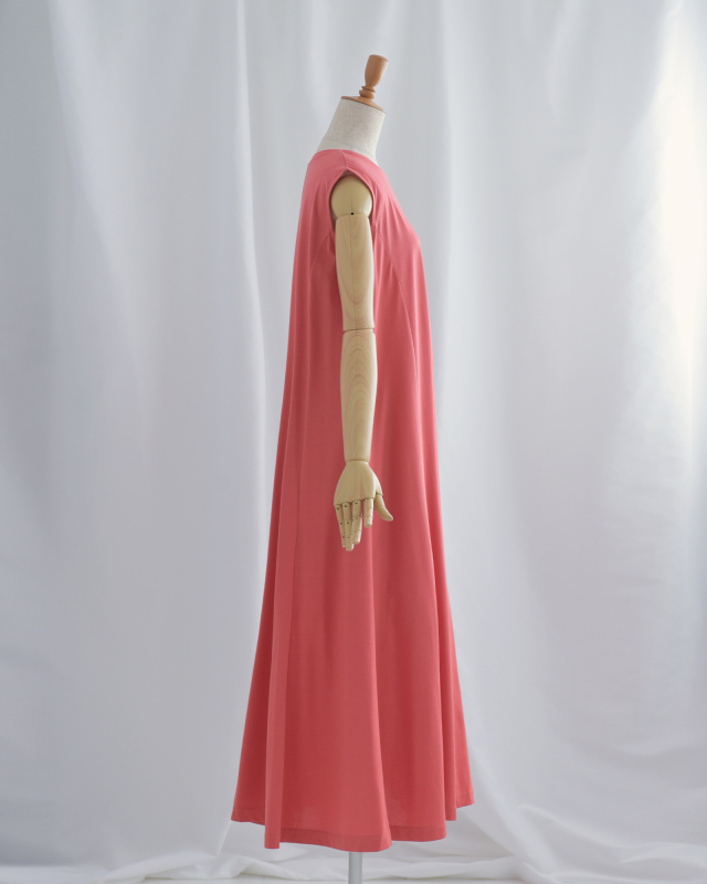 サイドシルエットもすっきりとした夏の涼やかロングワンピース