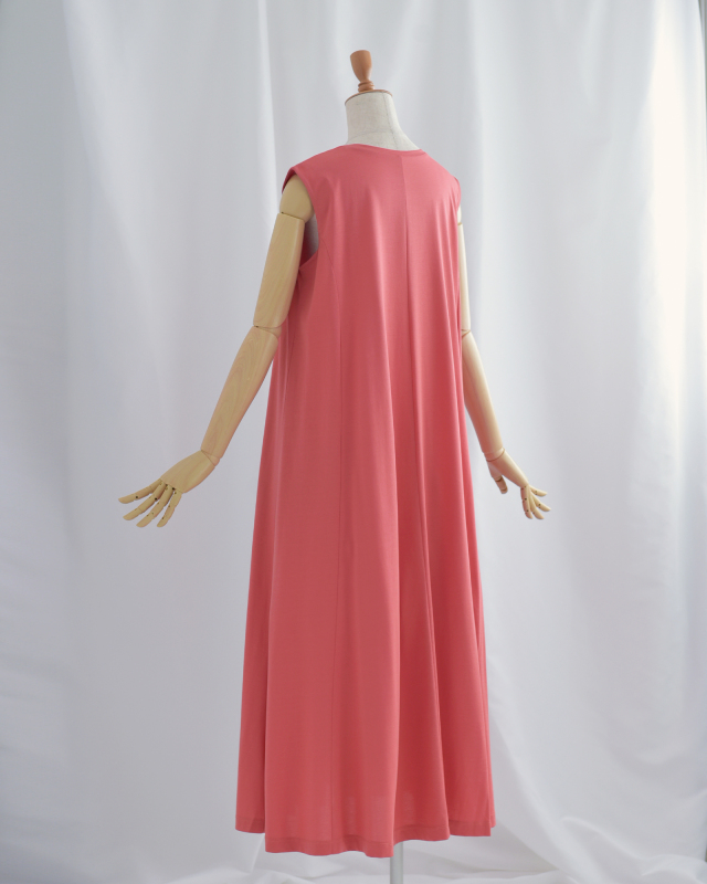 背中のラインも美しく見せるすっきりとしたバックスタイル