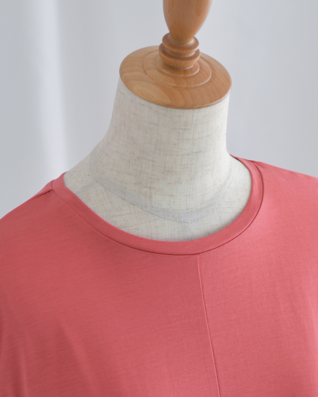 デコルテを上品に魅せるクルーネック仕様のワンピース