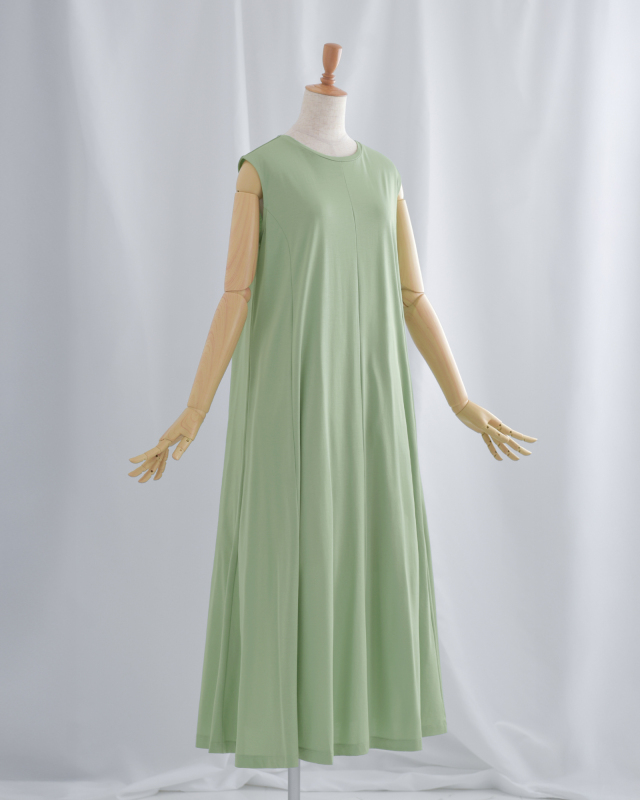 ストンと落ち感のあるシルエットが美しいAラインロングワンピース