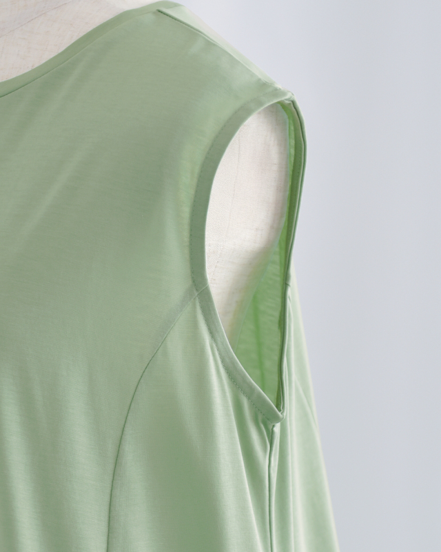 腕まわりをすっきり見せてくれる上品なノースリーブカット