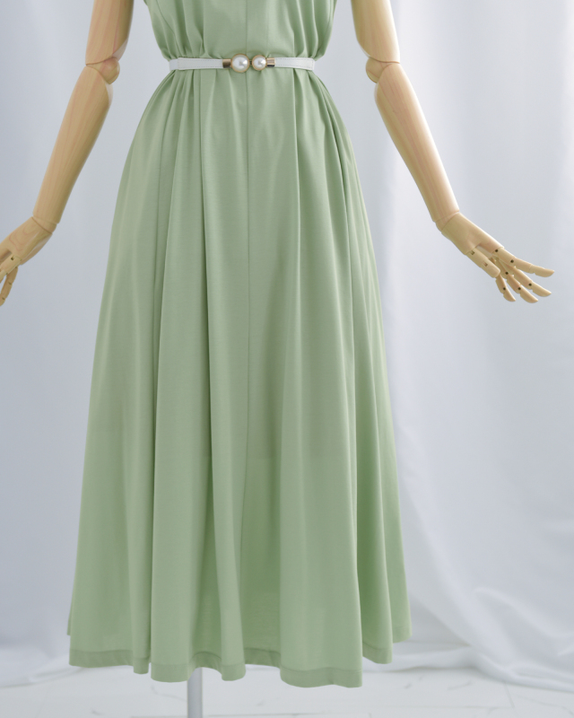 動くたびに優雅に揺れる美シルエットのフレアライン