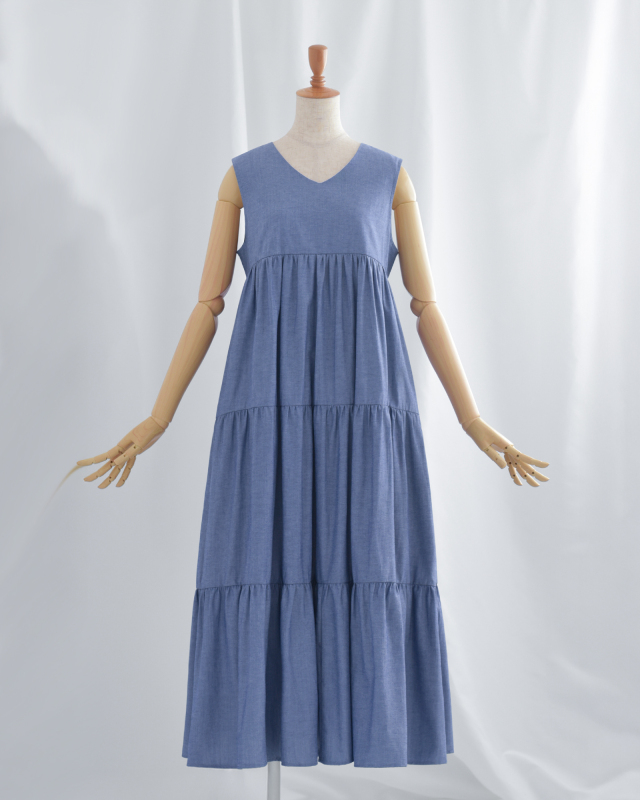 デニム調ブルーのティアードワンピース、軽やかで涼しげな大人のカジュアルスタイル