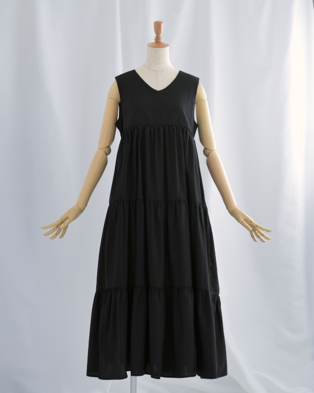 ブラックのノースリーブティアードワンピース、体型カバーも叶う美シルエット