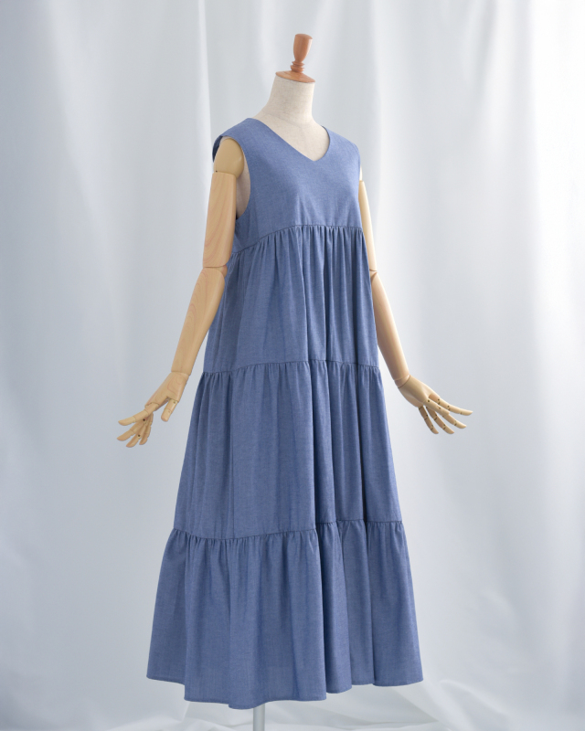 夏に映える爽やかカラーのノースリーブティアードワンピース