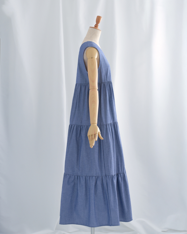 すっきりとしたサイドシルエットを演出する美しいティアードワンピース