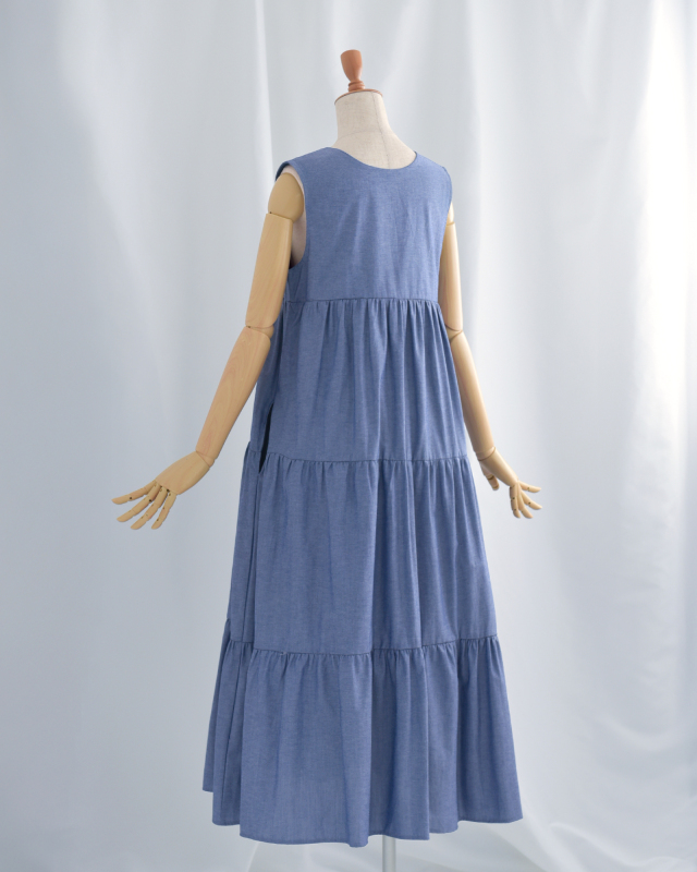 バックスタイルも優雅に決まる大人のノースリーブティアードワンピース