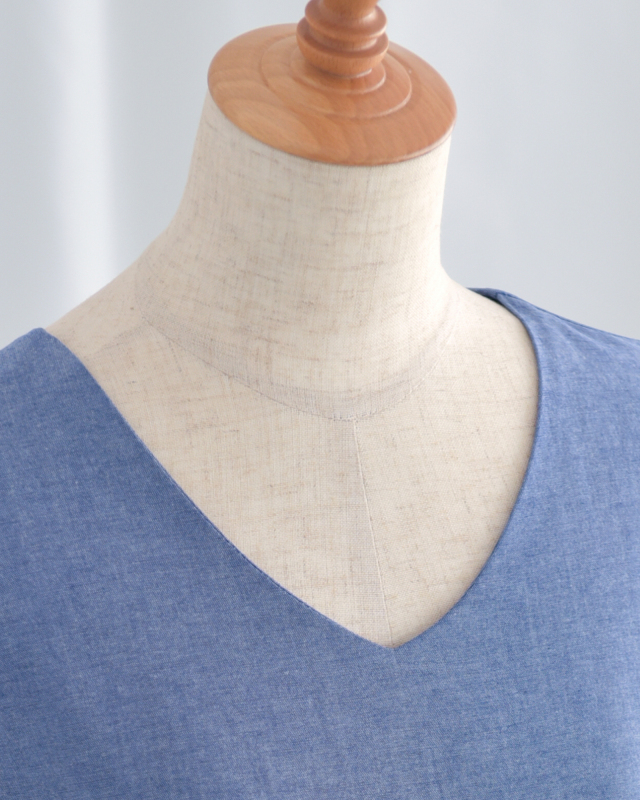 やや深めのVネックがデコルテを美しく見せる、上品な首元デザイン