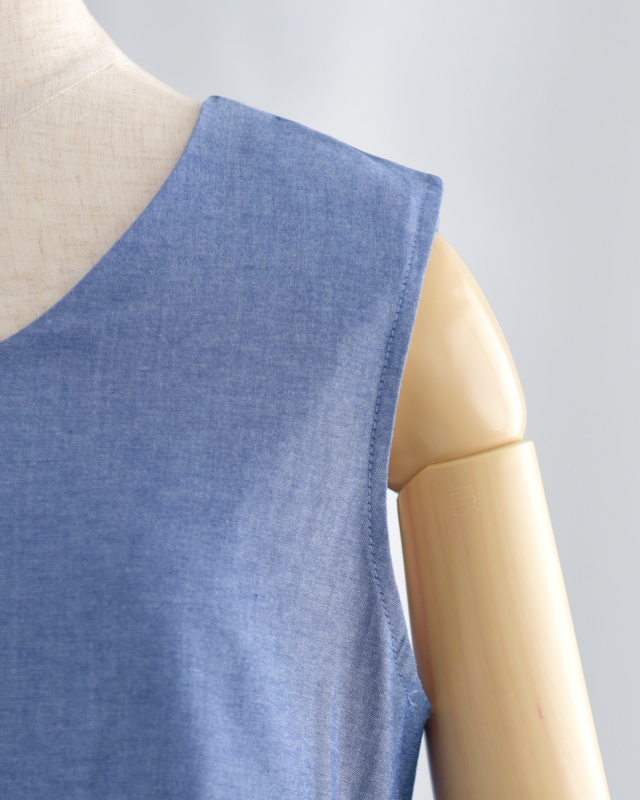 肩周りをしっかりカバーするノースリーブデザイン