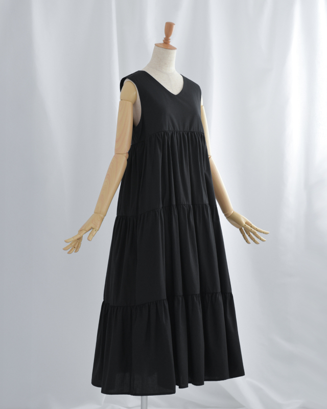 動きやすく快適なノースリーブワンピース、夏の外出にもぴったり