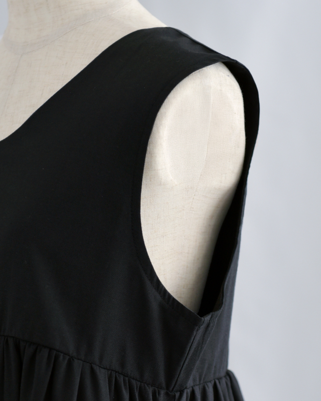 アームホールにゆとりを持たせたノースリーブ仕様、二の腕周りもすっきり見せ