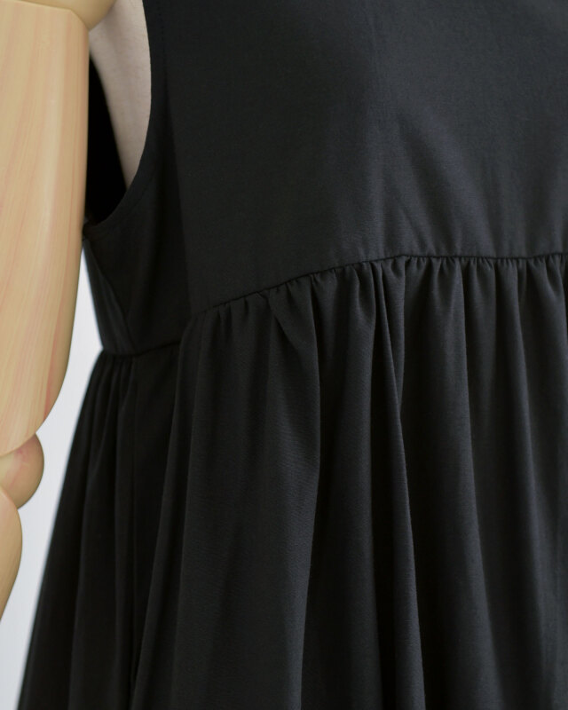 ふんわり広がるティアード切り替え、動きに合わせて揺れる女性らしいシルエット