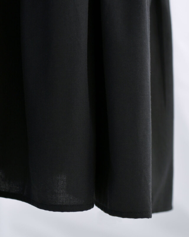 夏の装いにぴったりな軽やかさを感じるティアードワンピースの裾デザイン