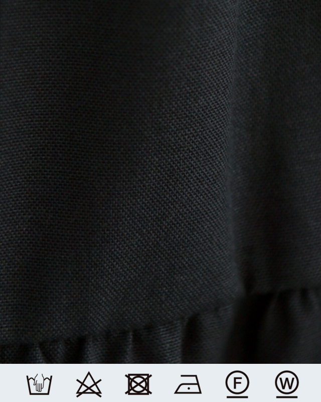 上品さを感じさせるきれいめなブラックポリコットン生地