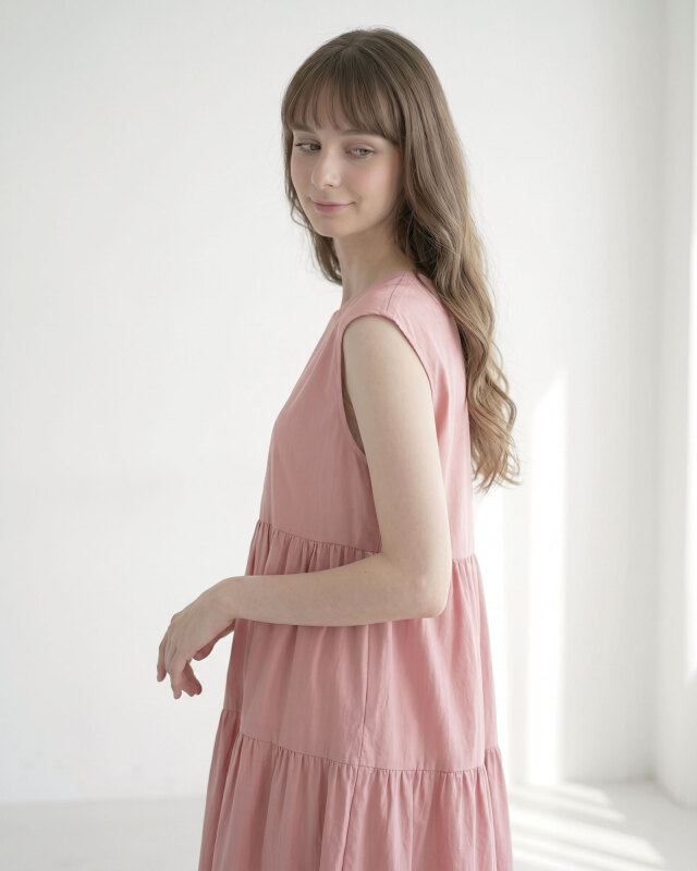 横から見てもすっきりと美しいシルエット。肩周りを華奢に見せる上品きれいめワンピース。
