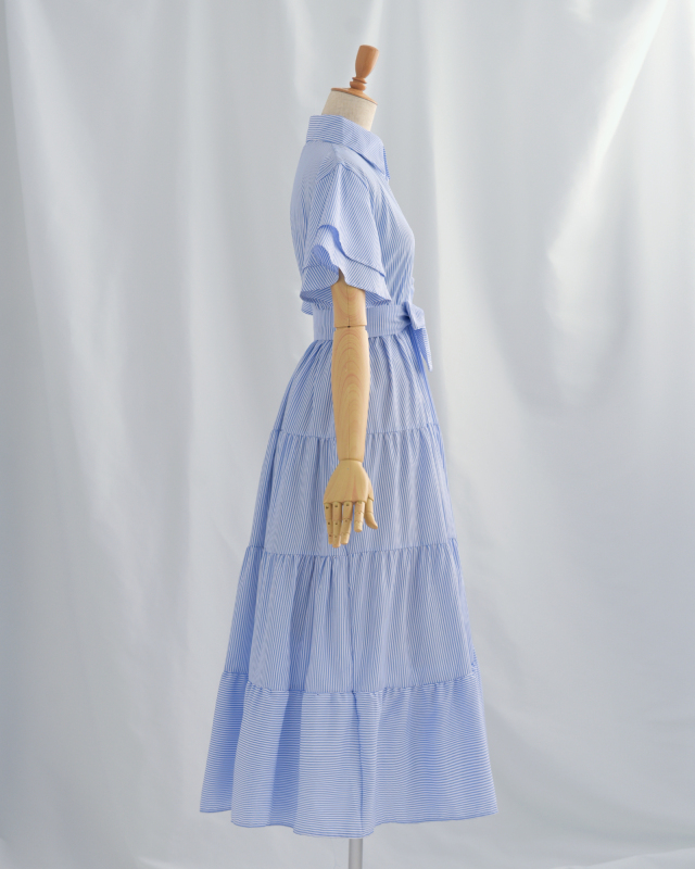 サイドから見た清潔感あふれるブルーストライプのワンピース