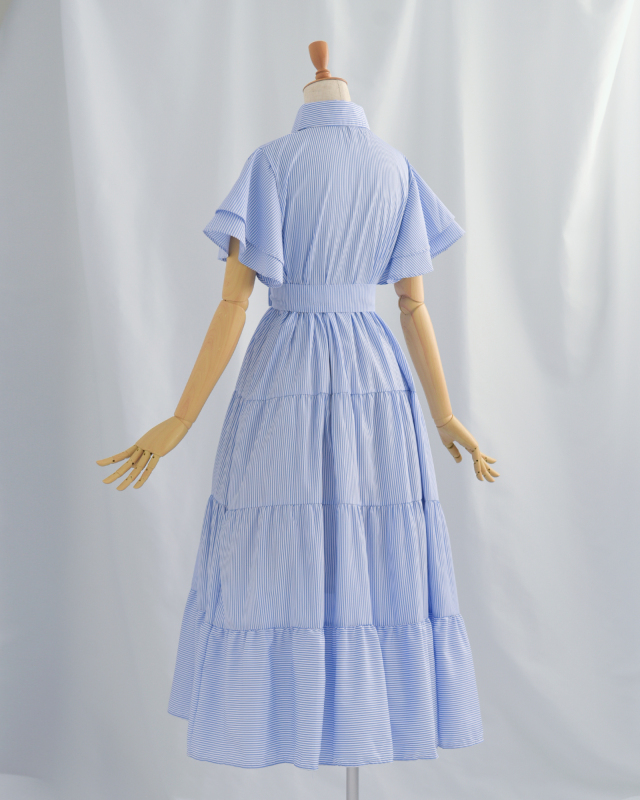 後ろ姿まで美しいティアードデザインのブルーストライプワンピース