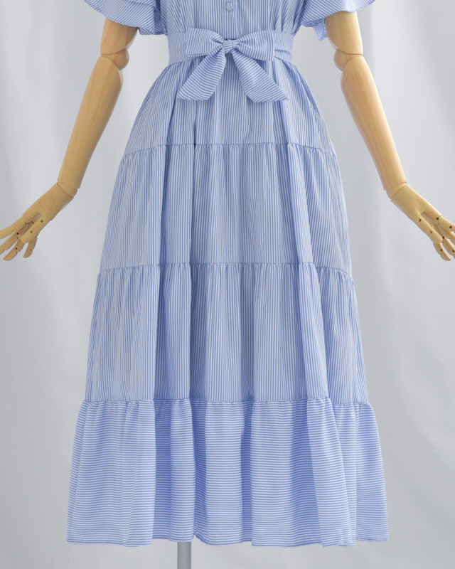 細やかなストライプ柄のフェミニンなティアードシルエット