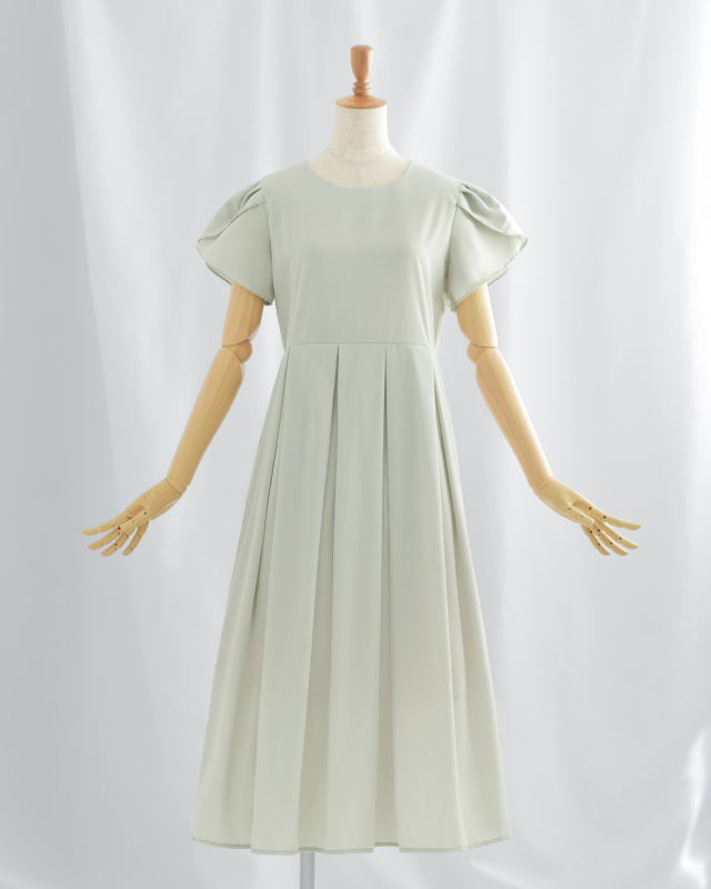 グレーベージュのペタルスリーブワンピース、爽やかでフェミニンな印象の一着