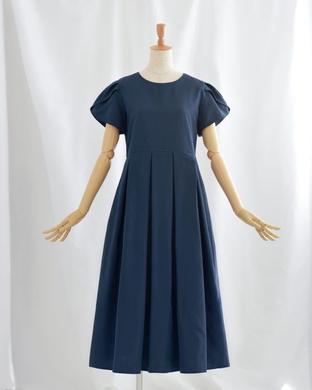 ネイビーのペタルスリーブワンピース、知的で落ち着きのある大人の装いにおすすめ