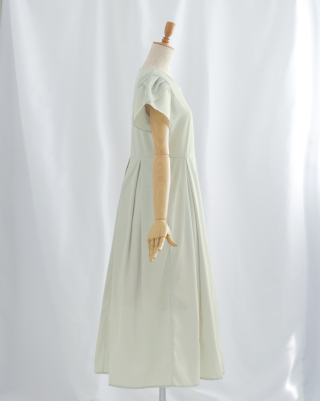 淡いグレーベージュのペタルスリーブワンピース、サイドシルエットが美しい大人のための一着