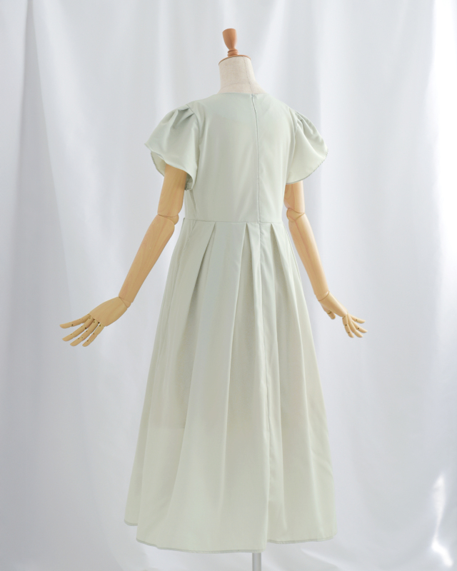 グレーベージュのペタルスリーブワンピース、バックスタイルまで美しいエレガントデザイン