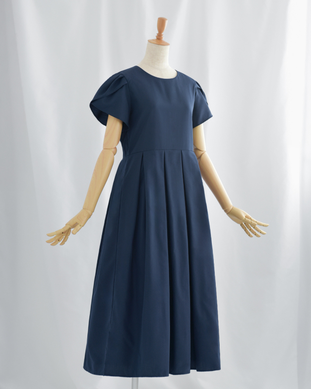 ネイビーのペタルスリーブワンピース、大人のエレガントさを演出