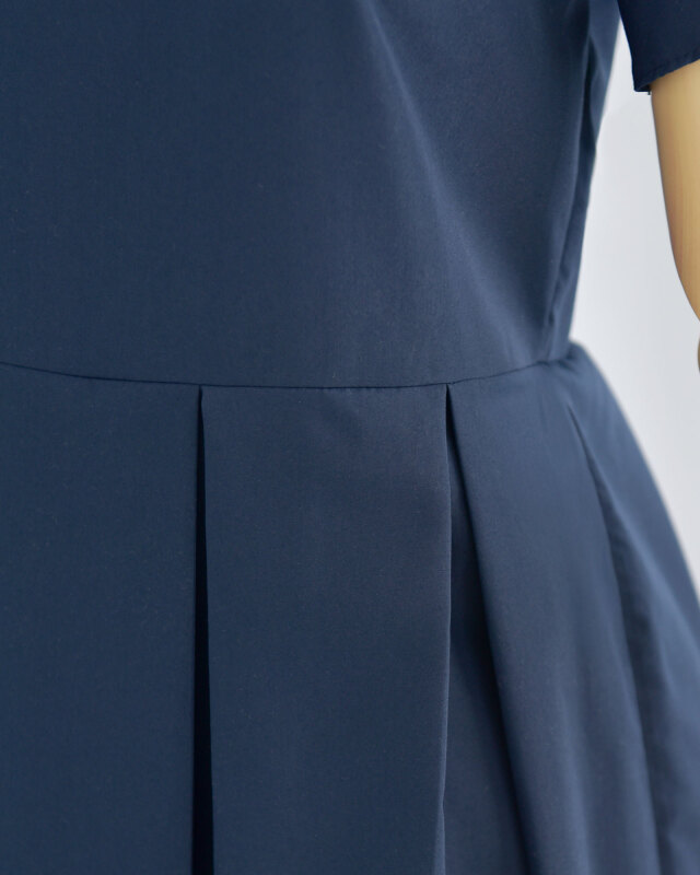 ネイビーカラーのウエスト切り替えとタックデザインが美しいワンピース