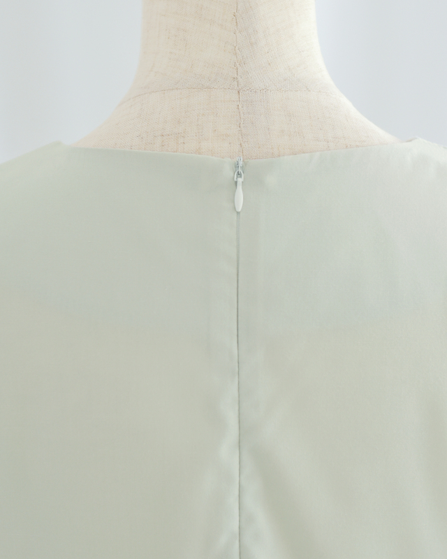 グレーベージュワンピースの後ろファスナー部分のディテール