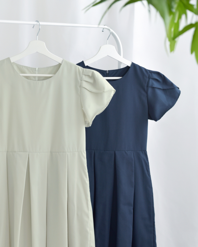 ペタルスリーブが華やかさを添える、上品なグレーベージュとネイビーのワンピース　レジーナ【神戸ワンピース専門店】