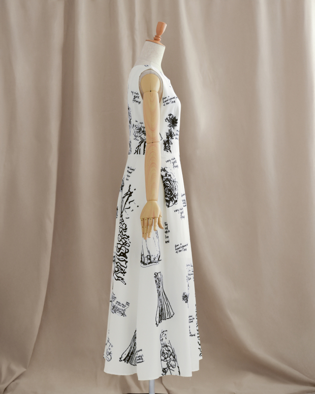 ラインを美しく魅せるサイドから見たアート柄ワンピース