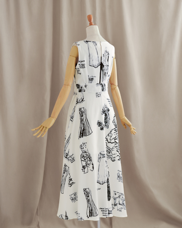 アートタッチの柄が際立つバックスタイルのロングワンピース