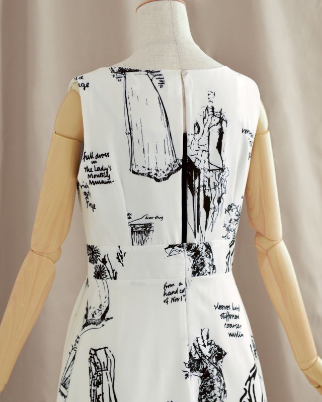 モノトーンのドレス柄が印象的なアート風ワンピースの上品な後ろ姿