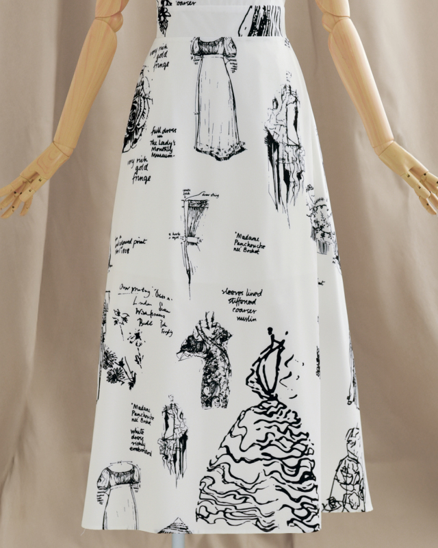 モノトーンのアートプリントが映えるロング丈ワンピース