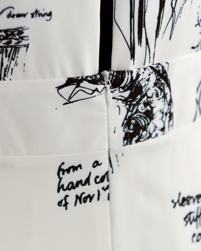 後ろファスナー仕様で着脱もスムーズなデザイン