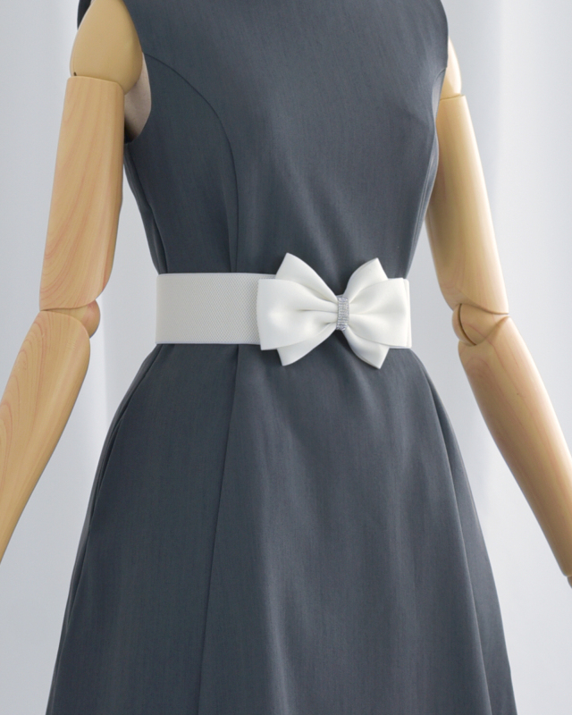 ホワイトリボンベルトを斜めから見た着用例、洗練された女性らしさが漂うデザイン