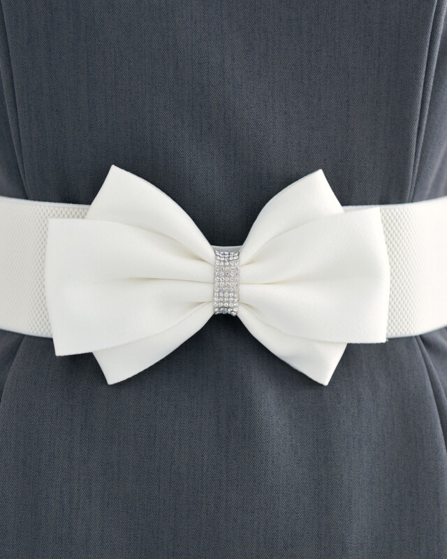 エレガントな輝きが魅力のホワイトリボンベルト、中央のラインストーンが華やかさをプラス