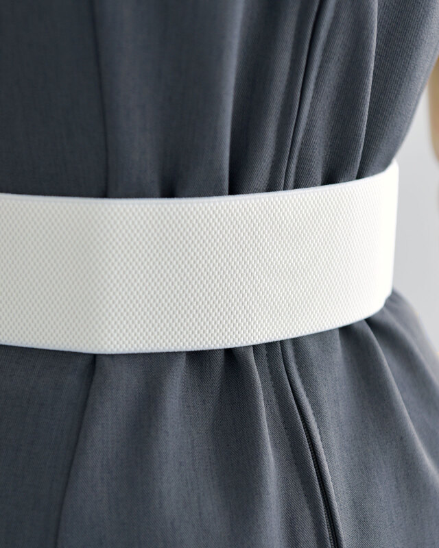 後ろから見たホワイトベルト、上品で立体感あるメッシュ素材が美しい