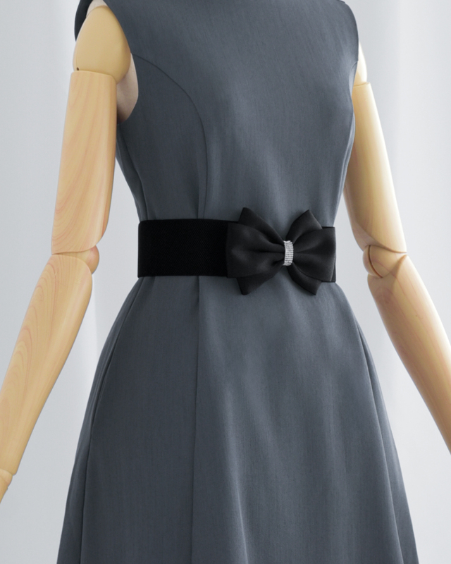 ブラックリボンベルトの着用例、女性らしい曲線を引き立てるアクセントとして活躍