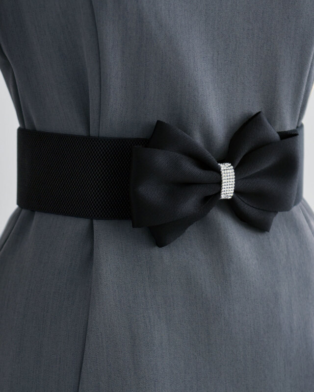 ブラックリボンベルトを横から見た装着例、立体感のあるフォルムでウエストを美しく魅せる